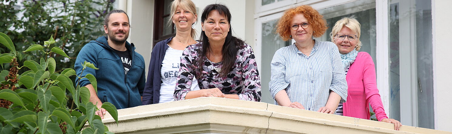 Team der Beratungsstelle steht auf dem Balkon