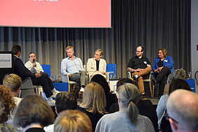 Das Bild zeigt die Gäste der Talkrunde Ninia LaGrande, Moderatorin und Kolumnistin; Timo Mertesacker, Vorstandsvorsitzender Per Mertesacker Stiftung; Monika Dehmel, Gründerin Politik zum Anfassen e.V.; Jan Krieger, Mobile Beratung gegen Rechtsextremismus für Demokratie NDS; Kerstin Tack, Vorsitzende Der Paritätische Niedersachsen