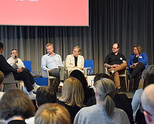 Das Bild zeigt die Gäste der Talkrunde Ninia LaGrande, Moderatorin und Kolumnistin; Timo Mertesacker, Vorstandsvorsitzender Per Mertesacker Stiftung; Monika Dehmel, Gründerin Politik zum Anfassen e.V.; Jan Krieger, Mobile Beratung gegen Rechtsextremismus für Demokratie NDS; Kerstin Tack, Vorsitzende Der Paritätische Niedersachsen