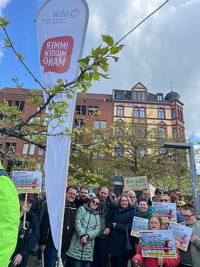 Kerstin Tack, Vorsitzende des Paritätischen Niedersachsen, mit Mitarbeitenden der Paritätischen Tochtergesellschaft obw Emden, die mit 50 Demonstrierenden vor Ort waren.