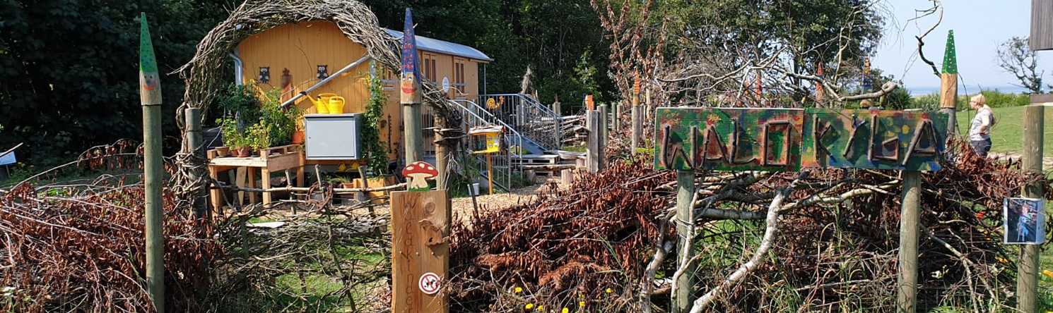 Bauwagen im Garten des Waldkindergartens