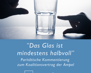 Halb gefülltes Wasserglas, zwei Hände zeigen die Füllhöhe.