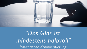 Halb gefülltes Wasserglas, zwei Hände zeigen die Füllhöhe.