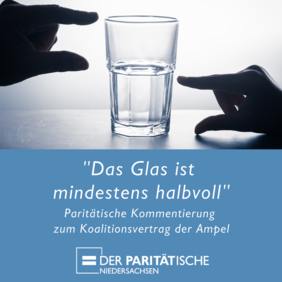 Halb gefülltes Wasserglas, zwei Hände zeigen die Füllhöhe.