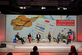 Diskussionsrunde im Peppermint Pavillon in Hannover (von links): Moderator Jens Starkebaum, Daniela Behrens (SPD), Volker Meyer (CDU), Meta Janssen-Kucz (Bündnis 90/Die Grünen), Dr. Stefan Birkner (FDP) und Kerstin Tack, Vorsitzende des Paritätischen Niedersachsen.