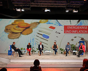 Diskussionsrunde im Peppermint Pavillon in Hannover (von links): Moderator Jens Starkebaum, Daniela Behrens (SPD), Volker Meyer (CDU), Meta Janssen-Kucz (Bündnis 90/Die Grünen), Dr. Stefan Birkner (FDP) und Kerstin Tack, Vorsitzende des Paritätischen Niedersachsen.