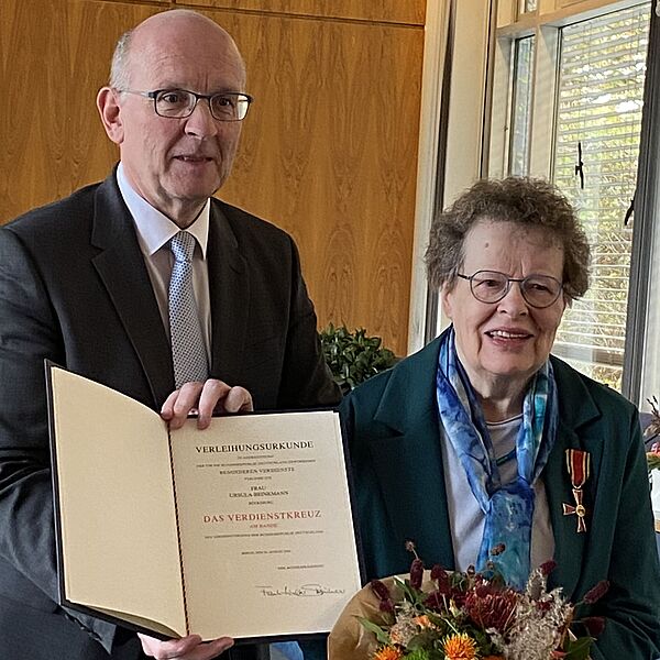 Ulla Brinkmann bekommt feierlich das Bundesverdienstkreuz von Landrat Herr Jörg Farr verliehen