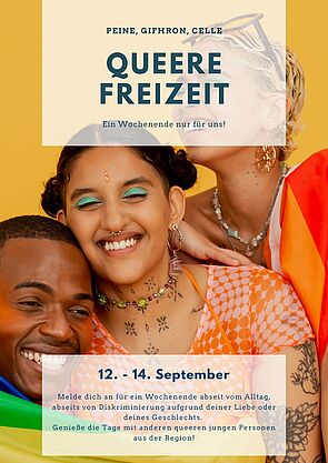 gelber Hintergrund mit drei jungen Erwachsenen in der Mitte, die eine Regenbogenflagge umgelegt haben. Text oben: Peine, Celle, Gifhorn - Queere Freizeit  - ein Wochenende nur für uns! Text unten: 12. - 14. September. Melde dich an für ein Wochenende abseits vom Alltag. Genieße die Tage mit anderen queeren Personen aus der Region!